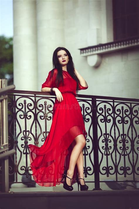 Mujer Joven Atractiva Sensual Elegante En El Vestido Rojo Que Presenta