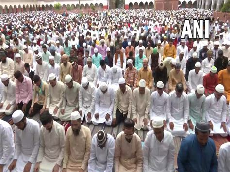 दिल्ली जामा मस्जिद में बकरीद के मौके पर अदा की गई नमाज देखें Photos Namaz Offered At Jama