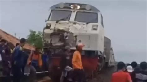 Kecelakaan Kereta Api Tabrak Truk Di Perlintasan Bocah Lima Tahun