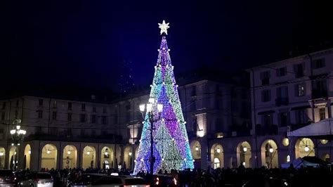 Il Momento Dell Accensione Dell Albero In Piazza Vittorio E I Pareri