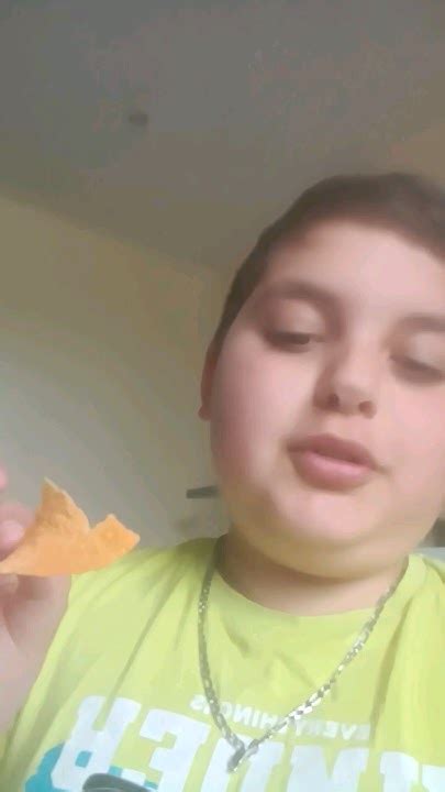 Je Mange La Chips La Plus Piquante Du Monde Youtube