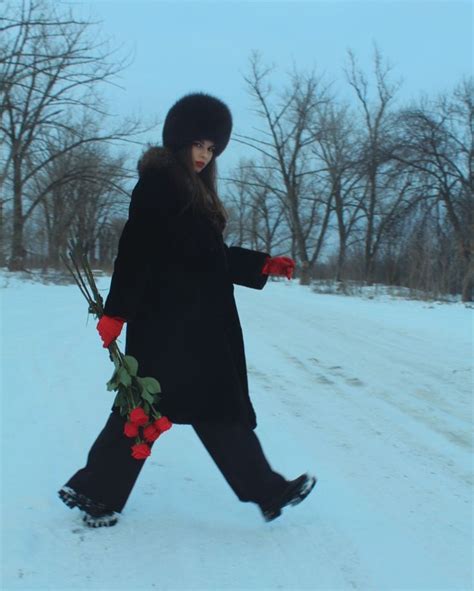 Стиль 90х | Winter aesthetic, Veiled women, Snow fits
