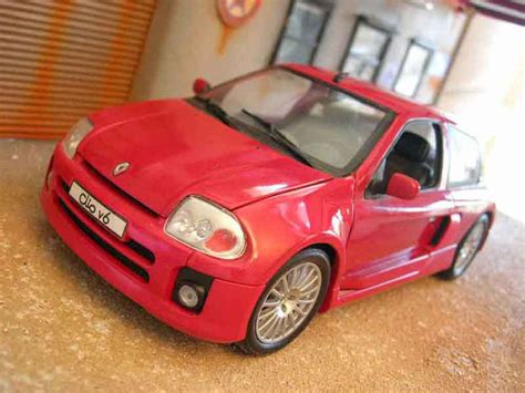 Modellino In Miniatura Renault Clio V6 1 18 Universal Hobbies V6 Rosso