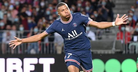 Watch Kylian Mbappe Scores With Ingenious Header In Psg Win Planet