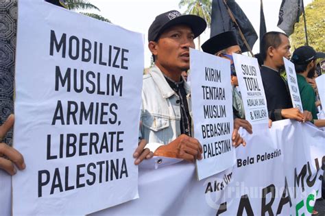 Aksi Damai Bela Palestina Di Depan Gedung Sate Foto