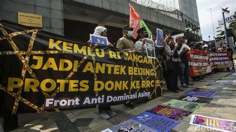 Unjuk Rasa Di Depan Kedubes China Di Jakarta