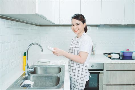 Woman wearing an apron , kitchen, cooking 11810180 Stock Photo at Vecteezy