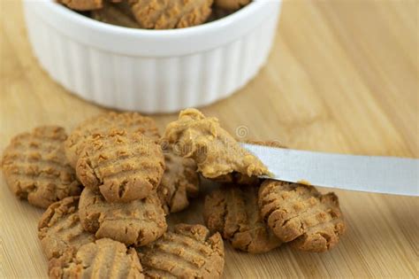 Biscoitos Muito Saborosos De Manteiga De Amendoim Em Prato De Madeira