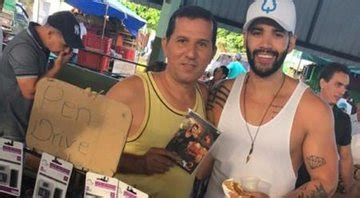 Cenapop Gusttavo Lima mostra cópia de DVD vendida por camelô CD