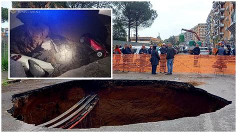 Roma Si Apre Una Voragine Al Quadraro Due Auto Inghiottite Dal Terreno