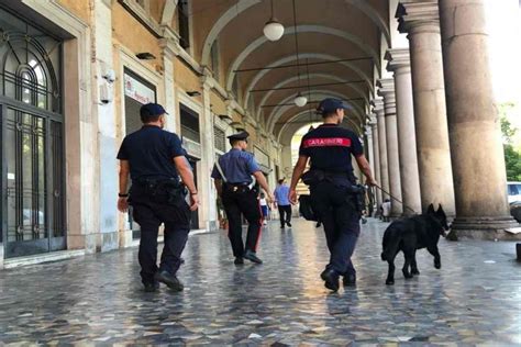 Controlli Serrati Dei Carabinieri A Stazione Termini Di Roma Roma