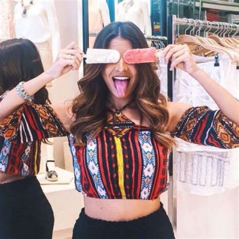 Tova on Instagram Oba A blogger viihrocha está na área tomando um sorvete Naked