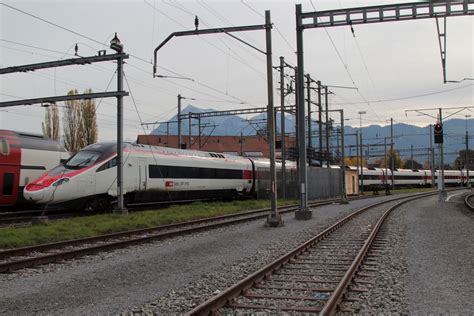 Sbb Etr Triebzug Am Bahnhof Thun Im Berner Oberland Im Flickr