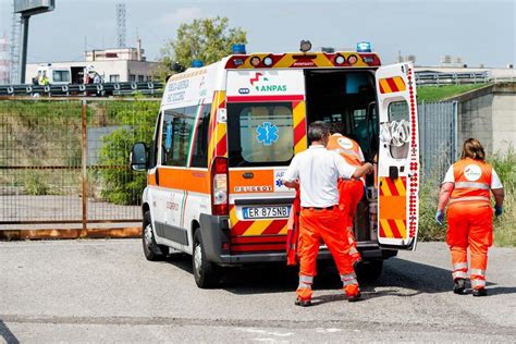 La Spezia Accoltella Alla Gola Il Vicino E Prende A Calci I