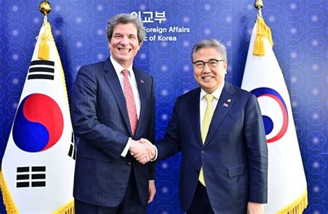 韩国外长朴振接见美国副卿费尔南德斯 韩联社