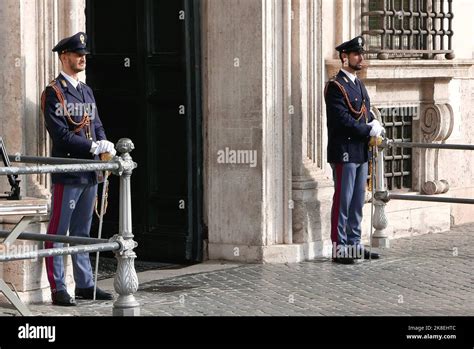 Les Policiers Attendent Devant Le Palazzo Chigi En Tant Qu Ancien