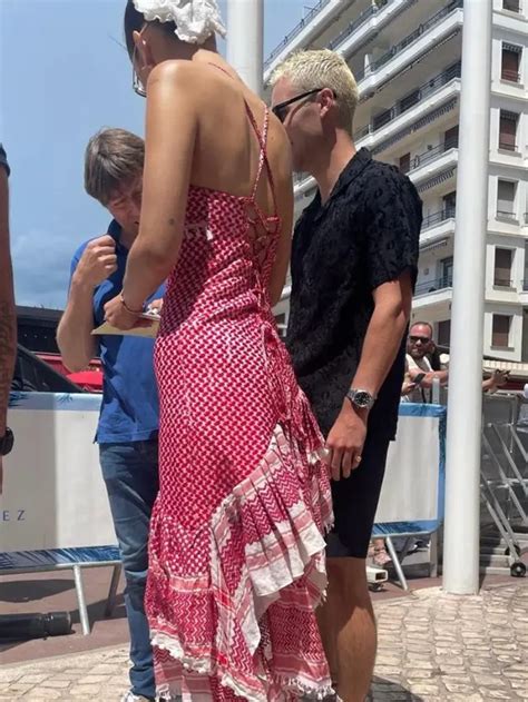 Gaya Unik Bella Hadid Pakai Dress Keffiyeh Di Festival Film Cannes 2024