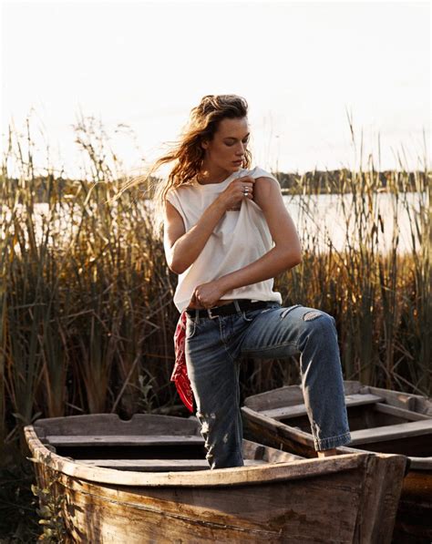Mỹ nhân áo tắm Hannah Ferguson bán nude tôn body tạc tượng Titanic