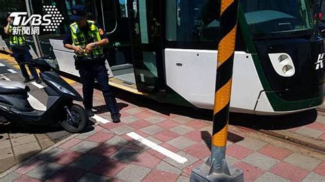 機車擦撞高雄輕軌列車 肇事女騎士輕傷恐須賠償損失 Tvbs Line Today