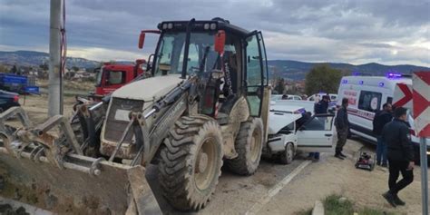 Manisa da feci kaza Otomobil iş makinesine çarptı