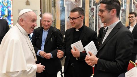 La bordata di Francesco contro i sacerdoti arrampicatori un prete è