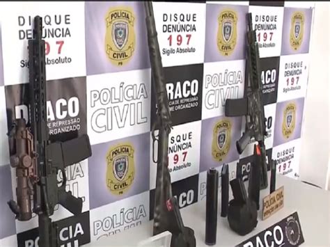 Pc Apreende Arsenal De Armas Homem Preso Ap S Exibir Fuzil