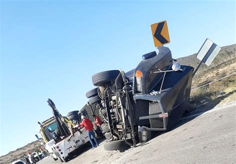 Aparatosa volcadura de tráiler en la carretera 45 Noticias de Querétaro