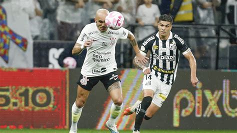 Fábio Santos critica cantos de ameaça da torcida do Corinthians Tem