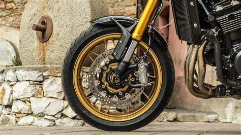 Kawasaki Z Rs Se O Yamaha Xsr La Sfida Tra Naked Retr