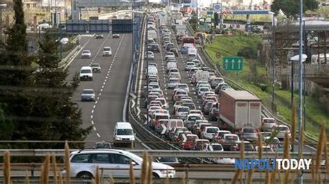 Auto Impatta Contro Il Guard Rail In Tangenziale Traffico In Tilt