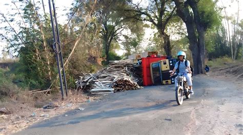 Lintasi Jalan Rusak Di Tegalsiwalan Truk Muatan Kayu Terguling