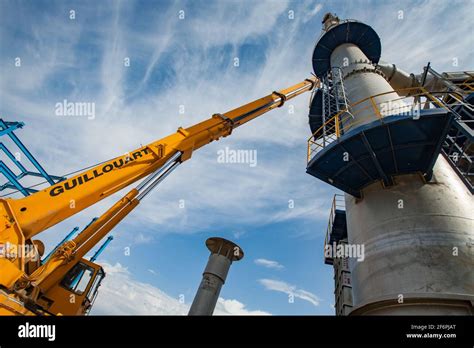 Fractional Distillation Tower Hi Res Stock Photography And Images Alamy