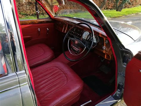 Jaguar Mk2 – Fostering Classics – interior front | Fostering Classics