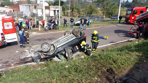 Acidente Entre Caminh O E Carro Deixa Mortos E Feridos Na Rs Em