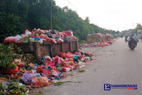 Sampah Di Kota Selatpanjang Membusuk Dan Berserakan Di Badan Jalan