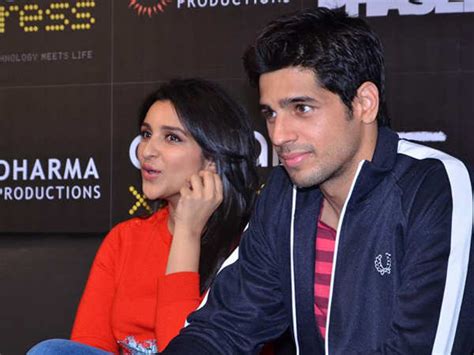 Sidharth & Parineeti get tech savvy | Filmfare.com