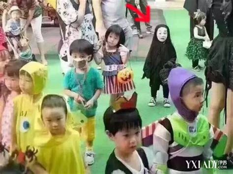 【图】小朋友万圣节cos无脸男吓哭同学 幼儿园万圣节化妆舞会 伊秀服饰网