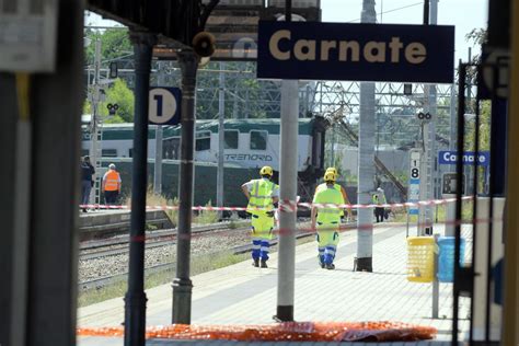 Treno Deragliato Sospesi Macchinista E Capotreno