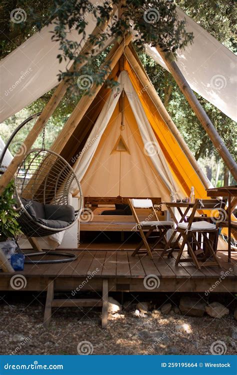 Plan Vertical D Une Tente Cosy Du Resort Photo Stock Image Du