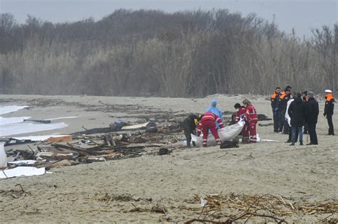 Strage Di Migranti A Crotone I Morti Sono Recuperato Corpo Di Un