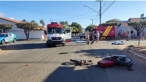 Dois homens morrem na hora após moto colidir caminhão em cruzamento