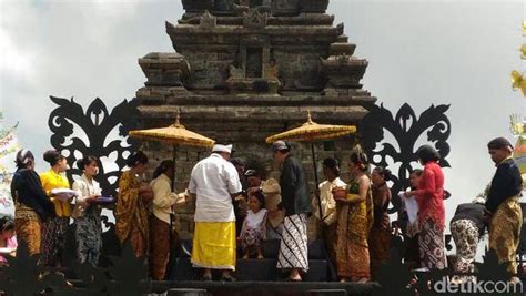 Melihat Lebih Dekat Ritual Ruwatan Potong Rambut Gimbal Di Dieng