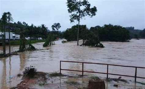 Six Dead Nearly 50 000 Evacuated In Malaysia Floods Trendinginsocial