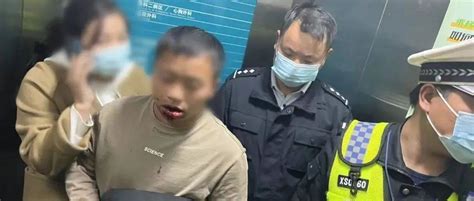 近日，余干一男子施工时不慎被钢管插伤，鹰潭交警一路开道护送徐某熊峻华警车