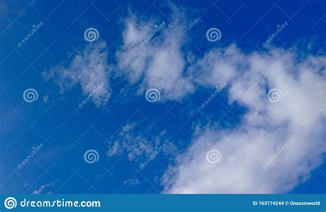 Cielos Azules Con Nubes Grises Blancas Foto De Archivo Imagen De Azul