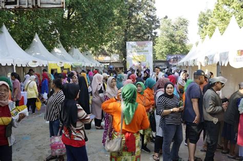 Dinas Perdagangan Dan Perindustrian Kota Bandung Gelar Pasar Murah Di Lapangan Gasmin Antapani