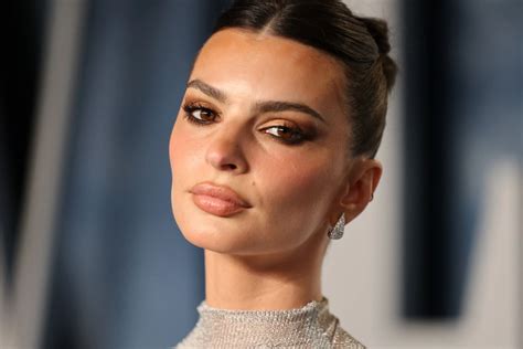 Emily Ratajkowski Enciende Las Redes Sociales Con Diminuto Bikini