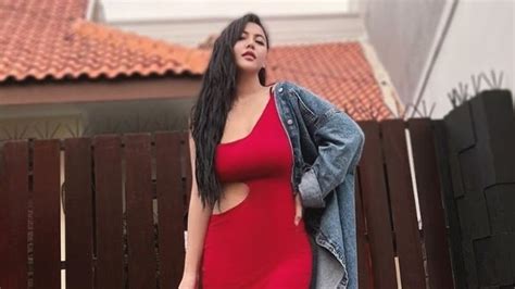 Gaya Seksi Ratu Rizky Nabila Pakai Dress Ketat Body Aduhai Bikin