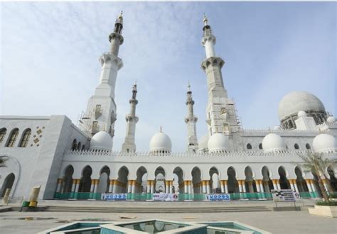 Dibuka Akhir Bulan Ini Begini Mewahnya Masjid Sheikh Zayed Solo Yang Mampu Menampung 10 000