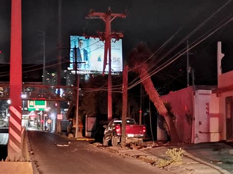 Conductor En Estado De Ebriedad Derriba Un Poste De Luz Tras Chocar En